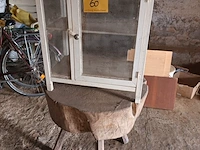 Lot 60 - kapblok en voedselkastje - afbeelding 1 van  3