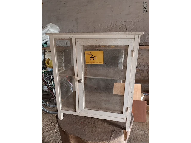 Lot 60 - kapblok en voedselkastje - afbeelding 2 van  3