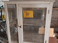 Lot 60 - kapblok en voedselkastje - afbeelding 2 van  3