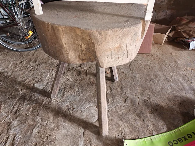 Lot 60 - kapblok en voedselkastje - afbeelding 3 van  3