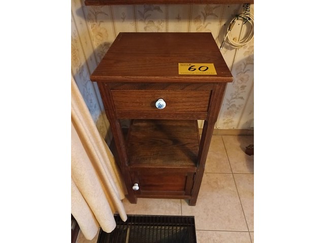 Lot 60 - nachtkastje - afbeelding 1 van  4