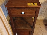 Lot 60 - nachtkastje - afbeelding 1 van  4
