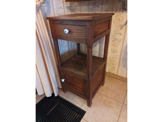 Lot 60 - nachtkastje - afbeelding 2 van  4