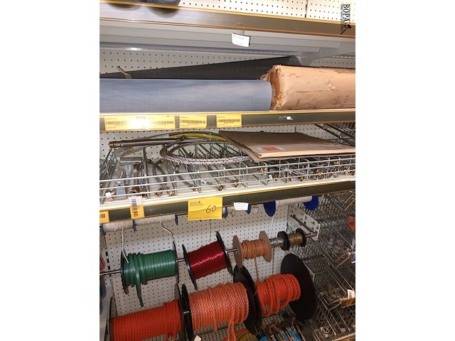 Lot 60 - touw, gaas, flexibels. inhoud rek - afbeelding 1 van  9
