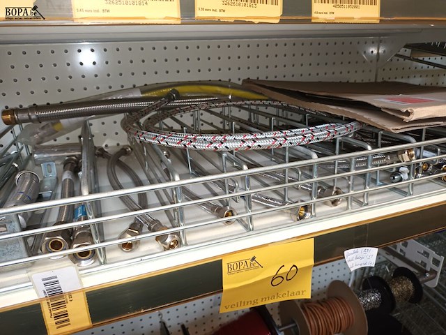 Lot 60 - touw, gaas, flexibels. inhoud rek - afbeelding 3 van  9