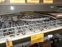 Lot 60 - touw, gaas, flexibels. inhoud rek - afbeelding 3 van  9