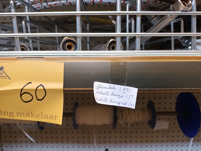 Lot 60 - touw, gaas, flexibels. inhoud rek - afbeelding 4 van  9