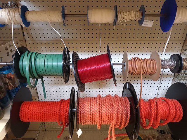 Lot 60 - touw, gaas, flexibels. inhoud rek - afbeelding 5 van  9