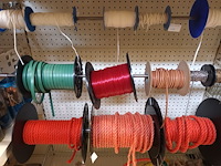 Lot 60 - touw, gaas, flexibels. inhoud rek - afbeelding 5 van  9