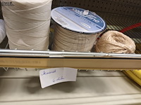 Lot 60 - touw, gaas, flexibels. inhoud rek - afbeelding 9 van  9