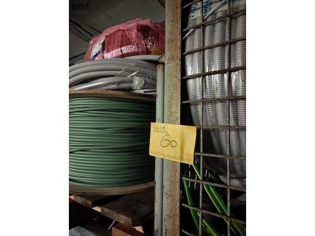 Lot 60 - wachtbuizen en elektriciteitskabel - afbeelding 1 van  2
