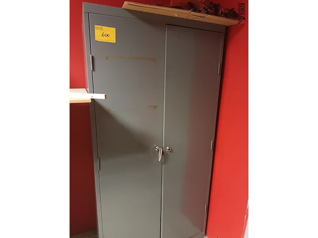 Lot 600 - metalen dossierkast met inhoud - afbeelding 1 van  4
