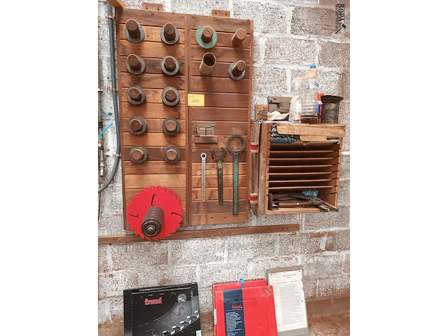 Lot 600 - zaagbladen en machine onderdelen - afbeelding 1 van  5
