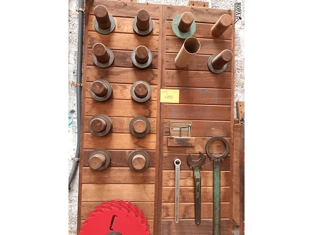 Lot 600 - zaagbladen en machine onderdelen - afbeelding 2 van  5