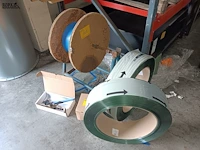 Lot 601 - tape en stalen klemmen