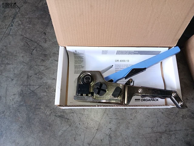Lot 601 - tape en stalen klemmen - afbeelding 2 van  2
