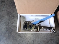 Lot 601 - tape en stalen klemmen - afbeelding 2 van  2