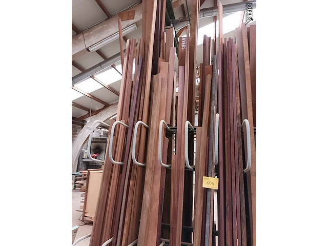 Lot 604 - houten planken en latten - afbeelding 1 van  4