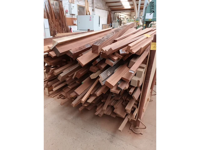 Lot 605 - houten planken en latten - afbeelding 1 van  4