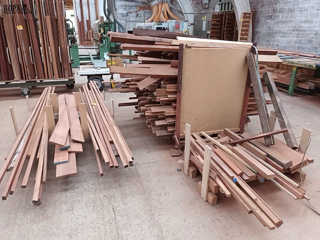 Lot 605 - houten planken en latten - afbeelding 2 van  4