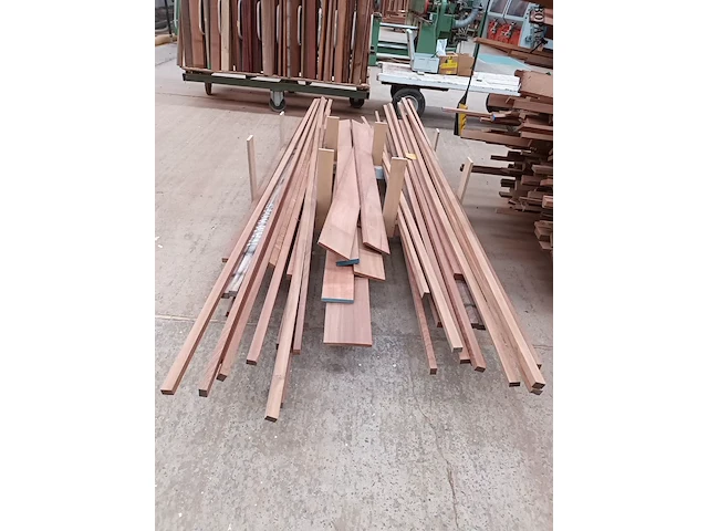 Lot 605 - houten planken en latten - afbeelding 4 van  4