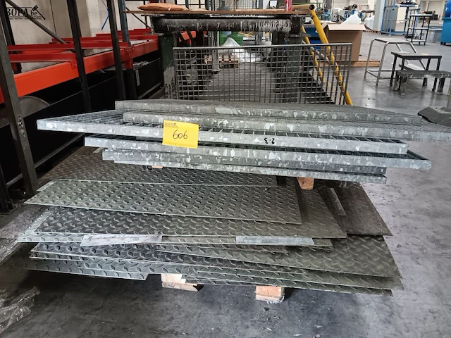 Lot 606 - antislip roosters en platen - afbeelding 1 van  1