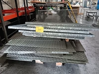 Lot 606 - antislip roosters en platen - afbeelding 1 van  1