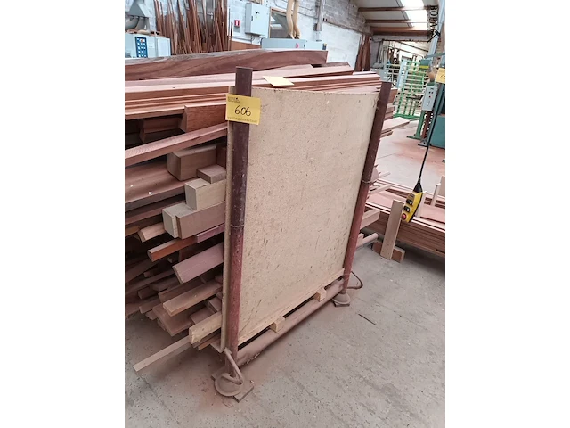 Lot 606 - metalen stapelrek - afbeelding 1 van  3