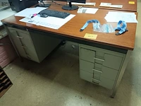 Lot 609 - bureau - afbeelding 1 van  3
