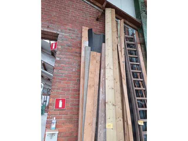 Lot 609 - houten planken - afbeelding 2 van  3