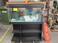 Lot 61 - grote aquarium op kast met toebehoren - afbeelding 1 van  7