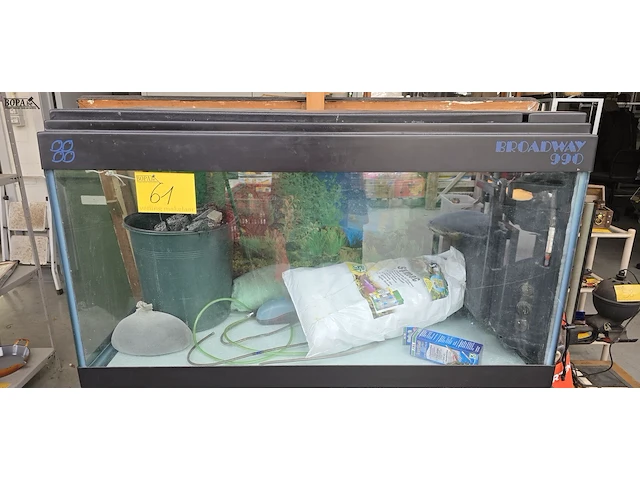Lot 61 - grote aquarium op kast met toebehoren - afbeelding 3 van  7
