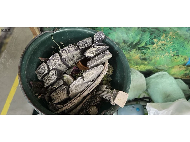Lot 61 - grote aquarium op kast met toebehoren - afbeelding 6 van  7