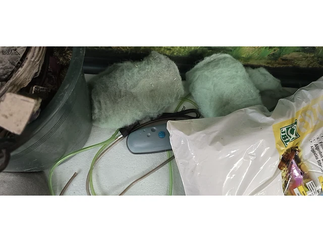 Lot 61 - grote aquarium op kast met toebehoren - afbeelding 7 van  7