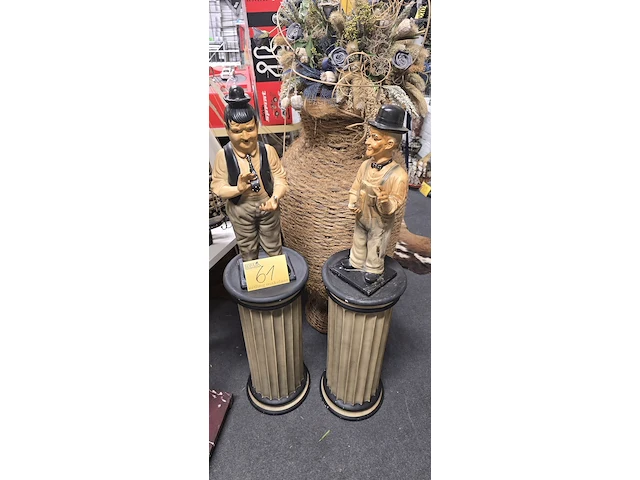 Lot 61 - laurel & hardy op sokkel - afbeelding 1 van  7