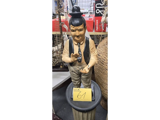 Lot 61 - laurel & hardy op sokkel - afbeelding 3 van  7