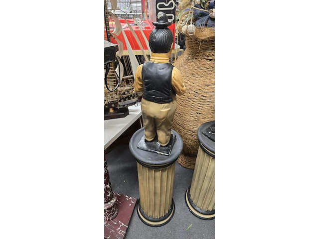 Lot 61 - laurel & hardy op sokkel - afbeelding 4 van  7