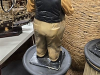Lot 61 - laurel & hardy op sokkel - afbeelding 4 van  7