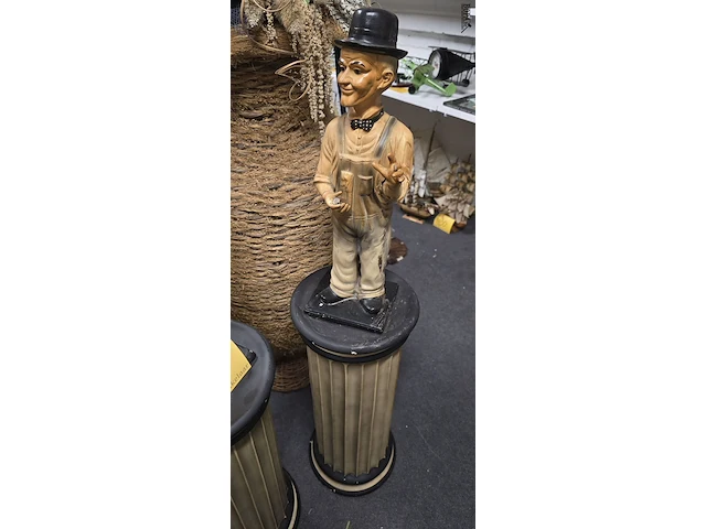 Lot 61 - laurel & hardy op sokkel - afbeelding 5 van  7