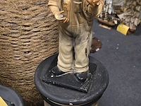 Lot 61 - laurel & hardy op sokkel - afbeelding 5 van  7