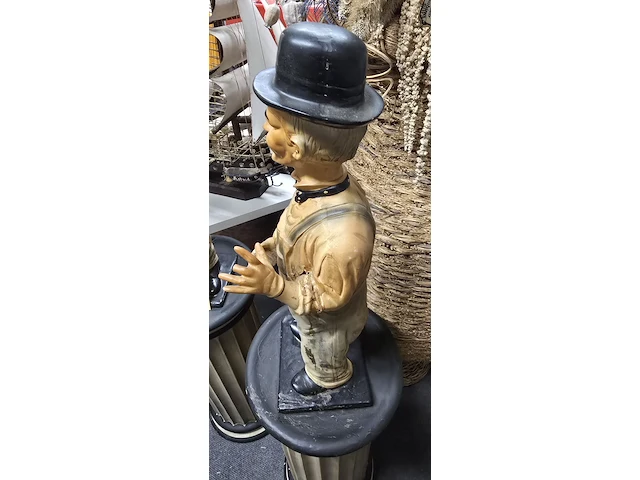 Lot 61 - laurel & hardy op sokkel - afbeelding 6 van  7