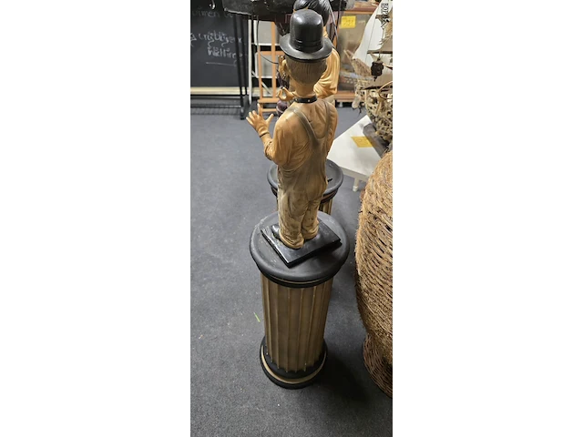Lot 61 - laurel & hardy op sokkel - afbeelding 7 van  7