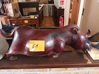 Lot 61 - neushoorn in hardhout - afbeelding 1 van  5