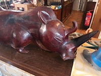 Lot 61 - neushoorn in hardhout - afbeelding 2 van  5