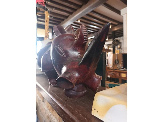 Lot 61 - neushoorn in hardhout - afbeelding 5 van  5