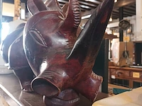 Lot 61 - neushoorn in hardhout - afbeelding 5 van  5