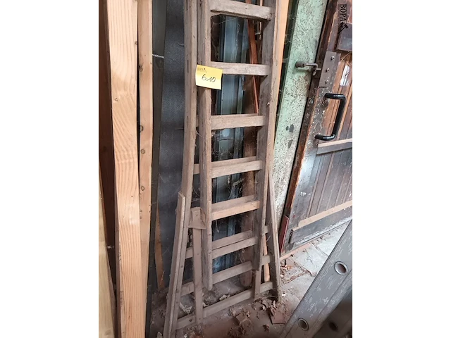 Lot 610 - houten ladder - afbeelding 1 van  2