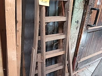 Lot 610 - houten ladder - afbeelding 1 van  2