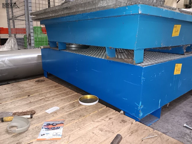 Lot 611 - opvangbak en roosters - afbeelding 1 van  2