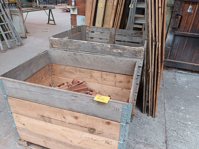 Lot 612 - houten bak en palletranden - afbeelding 1 van  5